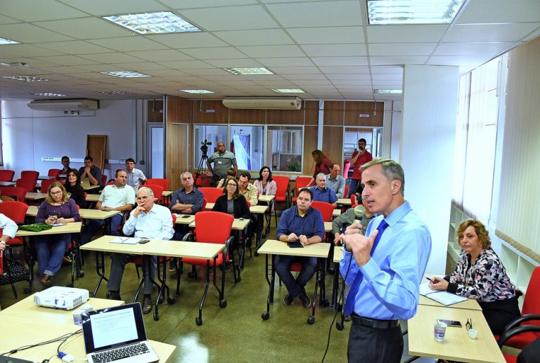 Vice-Reitor da UFMG expõe Experiências de Reformulação nos Cursos de Graduação da Universidade Mineira