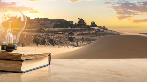 Imagem de livros com lâmpada